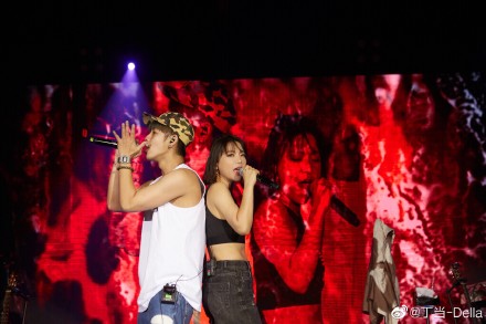 丁当演唱会不慎从舞台跌落 随后淡定出场十分敬业（丁当现场演唱）