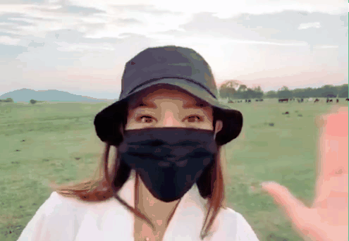 唐嫣收工分享夕阳美景 穿平底鞋奔跑心情佳（唐嫣穿着）